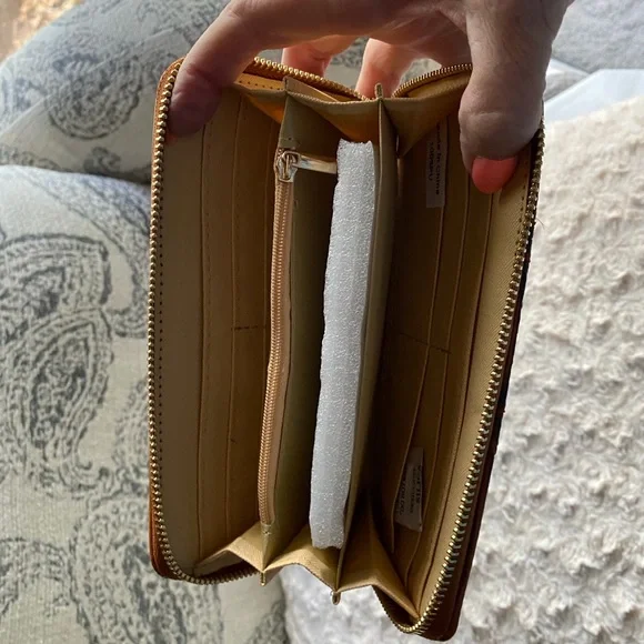 SALE! Vegan Leather, Alligator print Wallet and Handbag - Picture 8 of 16